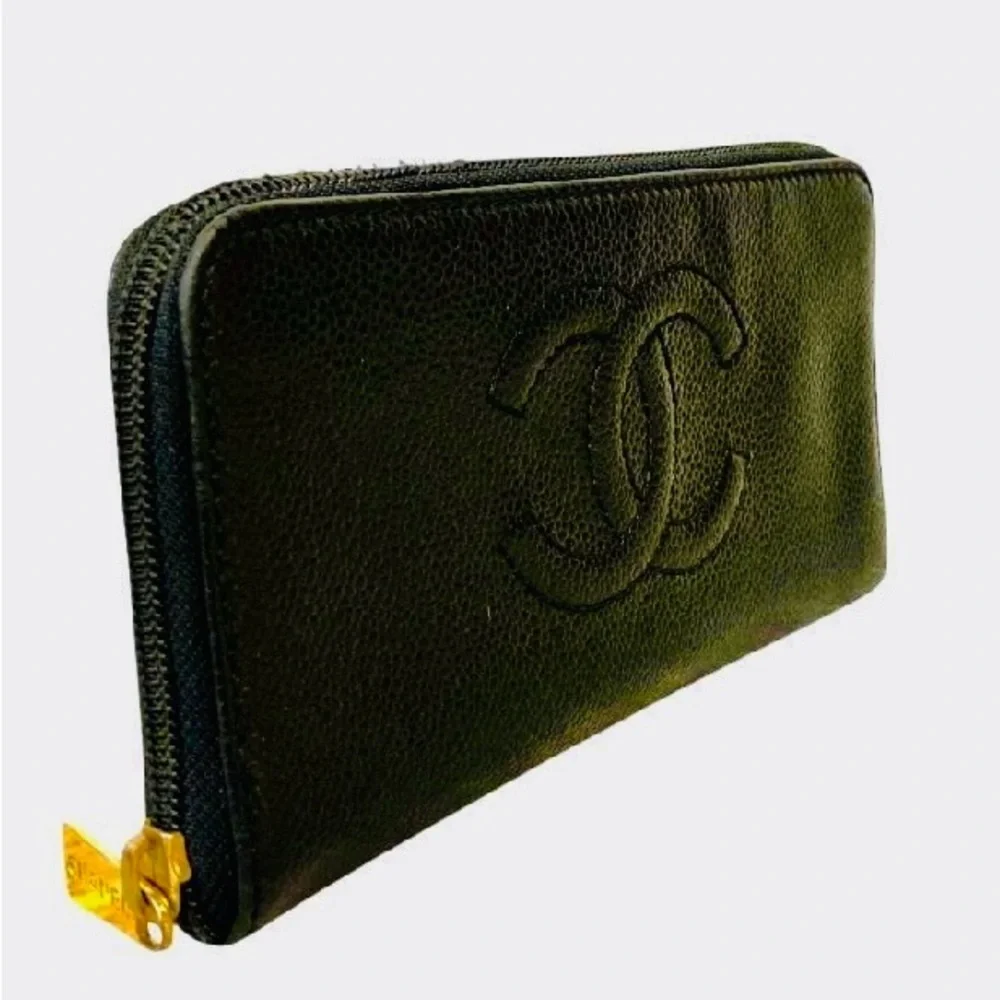 Chanel Caviar Leather Zippy Wallet
CC Tag Code:  7370108. SOLD - Picture 3 of 8